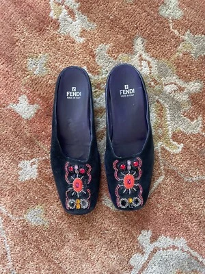 Zapatilla plana Fendi de gamuza con cuentas talla 7 Foto 1 de 4