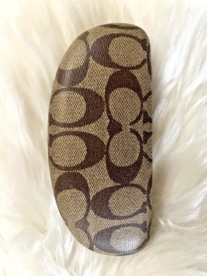 Estuche para gafas de sol Coach con cubierta lateral dura marrón Foto 1 de 4