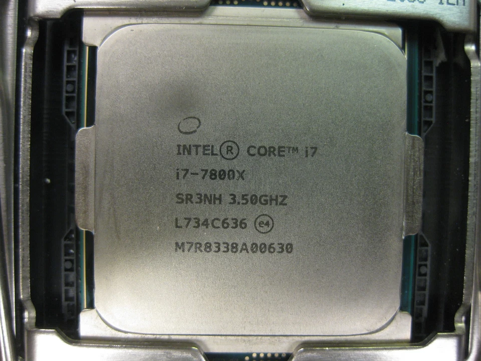 Procesador CPU Intel Core i7-7800X 3,50 GHz 6 núcleos SR3L4 12 hilos LGA 2066 Foto 1 de 4