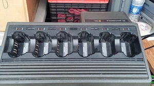 MOTOROLA, CARGADOR DE 6 BANCOS, NTN4796D - Imagen 1 de 2