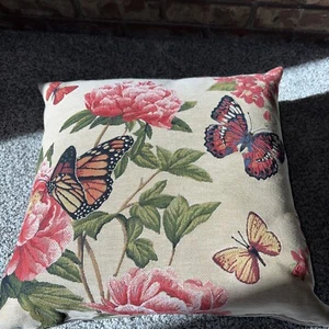 18 X 18. Fabric Tapestry Throw Pillow. Excellent Condition. - Picture 1 of 5