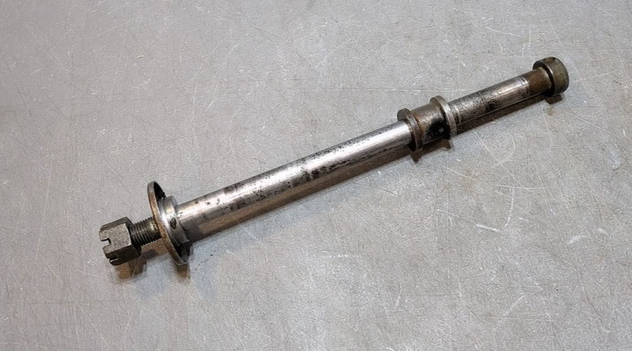 Eje rueda trasera Suzuki SP370 TS400 TM400 TS250 Foto 1 de 1