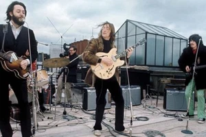 The Beatles perform on London rooftop 1969 Paul John George 24x36 poster - Picture 1 of 1
