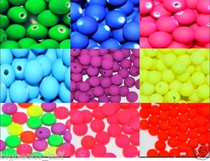 100 Stk. 8mm gummierte Rund Acryl Kugeln Perlen in verschiedenen Farben - Picture 1 of 5