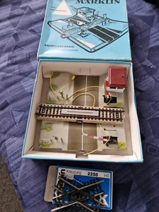 Märklin H0 7192 vollautomat. Bahnübergang mit Gleisstücken plus Kreuzung 2258 - Bild 1 von 1