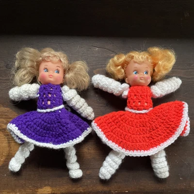 JUEGO VINTAGE DE 2 MUÑECAS DE GANCHILLO DE 1/2 CUERPO RUBIO DE GOMA/CELULOIDE 9" Foto 1 de 4