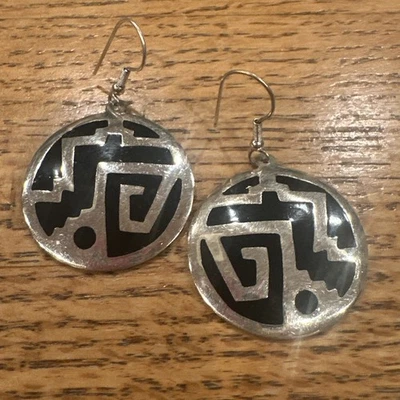 Pendientes perforados de esmalte de ley y negro Foto 1 de 4