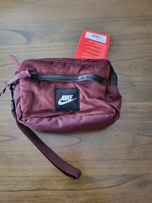 Bolso utilitario Nike Winterized borgoña-rojo Foto 1 de 4