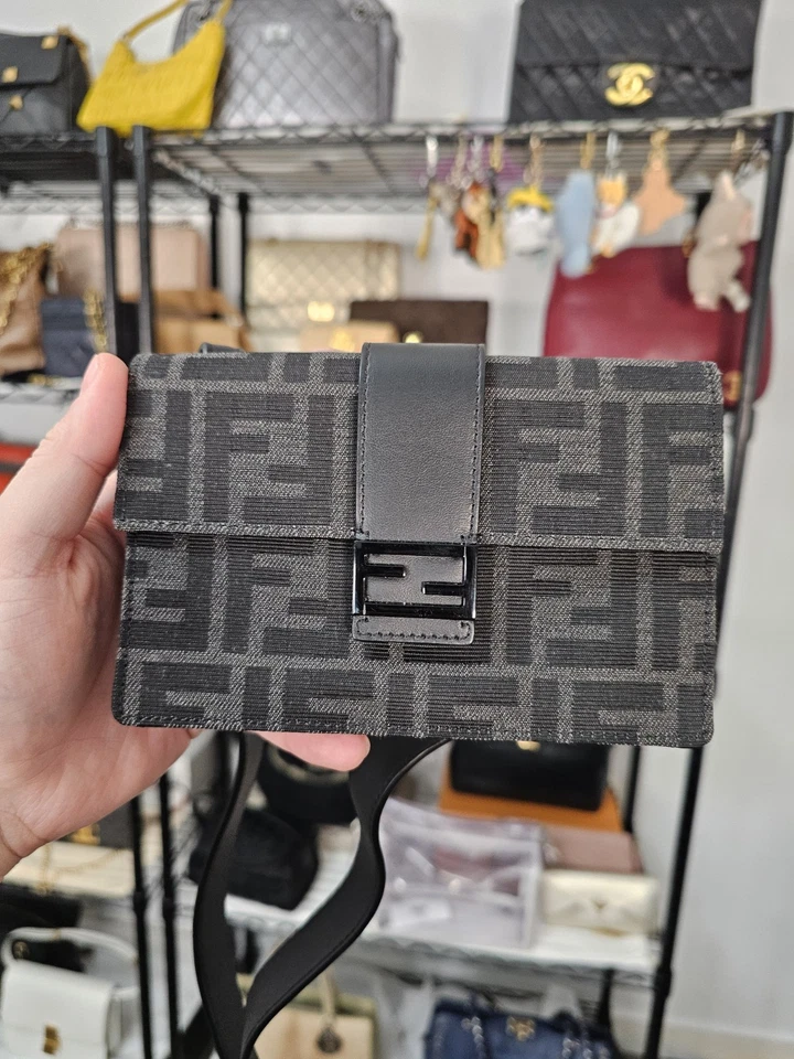 Anuncios en vivo de eBay - 48229 Fendi negro y gris Zucca Micro Baguette Foto 1 de 1