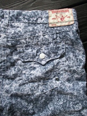 True Religion Usado en Excelente Condición Azul Lavado Ácido Denim Estampado Bañador Board Shorts 42 - Imagen 1 de 4