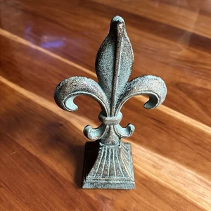 Cast Iron Fleur De Lis Gate Top Finial or Decoration Approx. 8” By 6” Patina - Picture 1 of 4