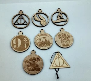 "8 adornos navideños de madera temáticos de Harry Potter de 2 3/8"" de diámetro 3/16"" de grosor" - Imagen 1 de 2