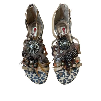 Sandalias Gladiador Dos Labios Prim Leopardo Pluma Cuentas Mujer Talla 7M Foto 1 de 4