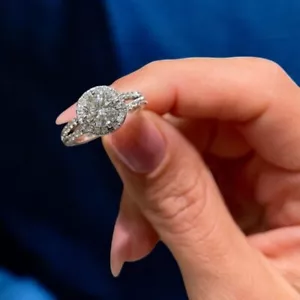 Anillo de compromiso de diamantes redondo de oro blanco de 14 k creado en laboratorio certificado IGI de 1,50 quilates - Imagen 1 de 12