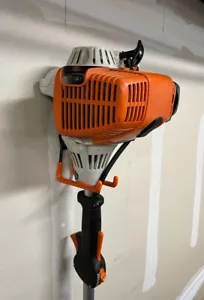 GANCHO DE ALMACENAMIENTO COLGADOR para Stihl Trimmer Husqvarna Weed Eater FS 38 50 56 60 70 90 - Imagen 1 de 4