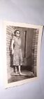 Frau posiert an Hauswand Sonnenbrille Zahnl&#252;cke Mode Schuhe Beine Vintage Foto