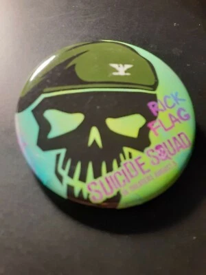 PROMO -- ESCUADRÓN SUICIDA Película Original Prendedor/Botón Promocional Bandera Rick NUEVO RARO Foto 1 de 2