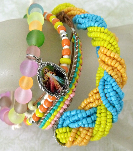 OFF WHITE "Nuovo Lotto 4 Braccialetto Perline Perline Medaglia Gesù Divina Misericordia Elastico Regolabile 7 5"