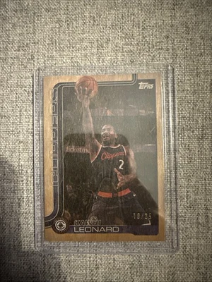 Cortapelos de baloncesto Topps 2025/26 Kawhi Leonard madera paralelo SSP/25 #142 LA Foto 1 de 2