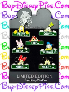 Lote de 7 prendedores Disney Street Signs Disney Pluto Minnie Mickey Goofy Daisy. - Imagen 1 de 6