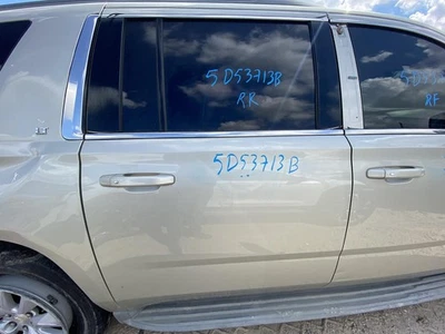 Conjunto de puerta trasera derecha usado lado trasero se adapta a: Chevrolet Suburban 1500 Priva 2015 Foto 1 de 4