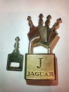Oldtimer Jaguar goldfarbenes Mini Vorhängeschloss mit original 5 Schlüsseln funktionstüchtig  - Bild 1 von 6