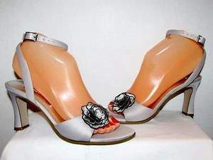 SIN LISTAR POR KENNETH COLE TALLA 6,5 GRIS/NEGRO SATÉN PUNTERA ABIERTA FLOR VAMPIRO TACONES DE VESTIDO - Imagen 1 de 7