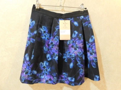 Nueva minifalda para mujer Three of Something talla XS estampado de flores de pared nueva con etiquetas B12F4 Foto 1 de 4