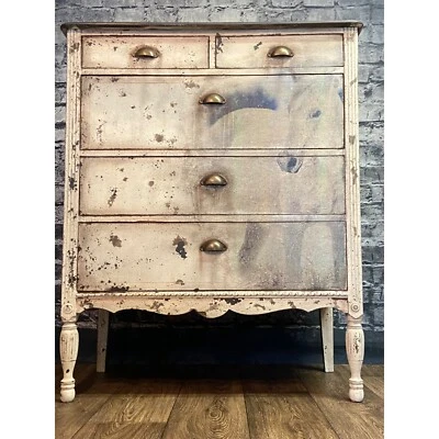 Cómoda estilo granja envejecida pintada a mano vintage con imagen de caballo decoupage Foto 1 de 4