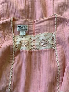 Vintage 1970s MISS K Alfred Shaheen Pink Kaftan SMALL Eyelet Lace Trim Cotton - Picture 1 of 10
