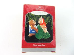 Hallmark Keepsake Christmas Ornament 1998 Mom & Dad - Imagen 1 de 6