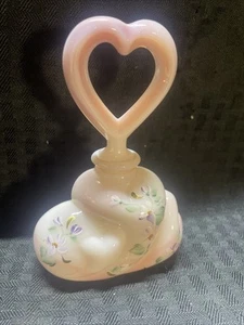 Fenton Rosalee Heart Rosebuds Spiral Perfume Bottle Decanter Pink -Signed - 1298 - Imagen 1 de 9
