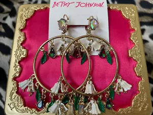 Betsey Johnson Lilie Blume weiße Lilie Glocke grünes Blatt AB Creolen Ohrhänger - Bild 1 von 3