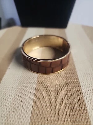 Brazalete chapado en oro con incrustación de cuero marrón (682) Foto 1 de 4