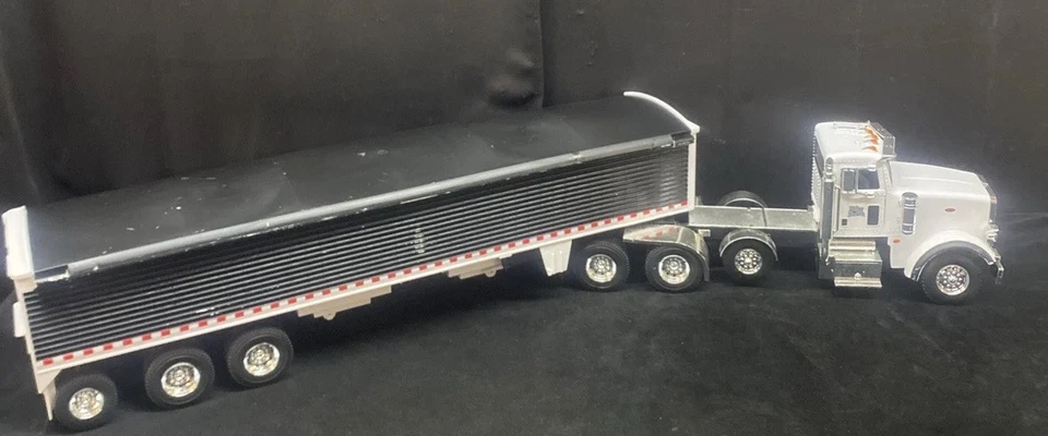 Camión semirremolque ERTL Big Farm de 18 ruedas con remolque Peterbilt luces bocina funciona Foto 1 de 4