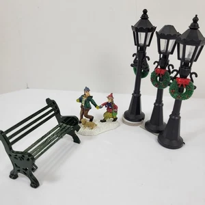 5 Stück Weihnachtsdorf Zubehör Metall grün Bank Lampenpfosten Menschen Hund - Bild 1 von 16