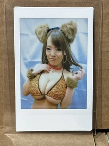 Hitomi Tanaka Lager kaum sitzender Bikini Bär Cosplay Cheki Foto JAV 1/1 SP - Bild 1 von 2