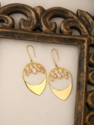 Pendiente de latón chapado en oro para mujer. Pendientes colgantes con cristales. Foto 1 de 3