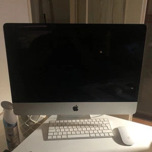 Apple iMac 21,5" Retina 4K Display (1TB HDD, Intel i5 7. Gen., 3,00GHz, 8GB) - Bild 1 von 3