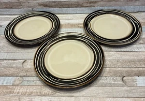 "Juego de 3 platos de ensalada de postre con aperitivo CRATE & BARREL SCAVO 8"" líneas marrones usados en excelente estado" - Imagen 1 de 4
