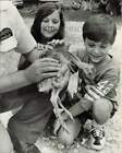 1973 Press Photo Barbara i Chris Matthews z ptakiem Rhea - lrs26432