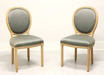 Sillas auxiliares de comedor provinciales francesas Luis XVI AMERICAN OF MARTINSVILLE - Par A Foto 1 de 4