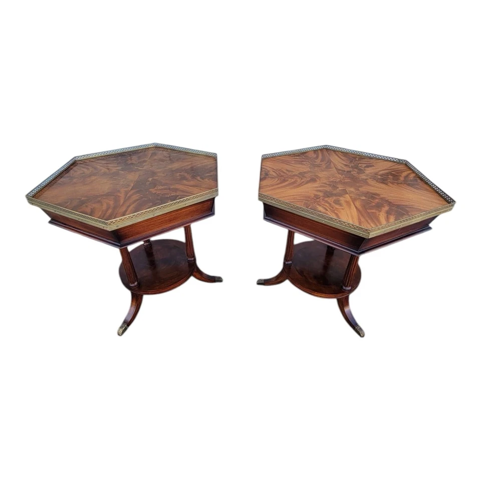 Par de mesas auxiliares inglesas de caoba de los años 20 Regency adorno de galería de latón a juego Foto 1 de 4