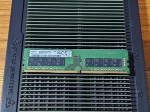 Samsung 32gb PC4-2666V 2Rx8 DDR4 UDIMM Unbuffered Desktop Memory M378A4G43MB1-CT - Afbeelding 1 van 3