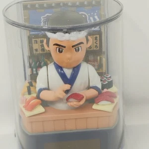 Solar Sushi Chef Giapponese Automatico Bobble Head Statuina Ristorante Babbo Natale Co - Foto 1 di 14