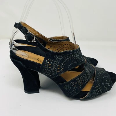 Sandalias de tacón Earthies talla 7 negras de cuero perforado con tira trasera Foto 1 de 4