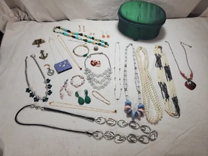 Assorted Vintage And Fashion Jewelry Lot 31 Pieces In Green Trinket Box - Picture 1 of 13