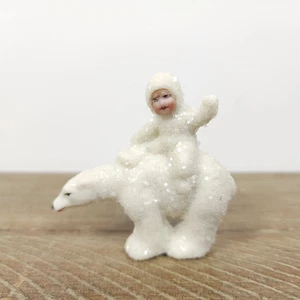 Figura miniatura bisque porcelana bebé nieve sobre oso polar vintage - Imagen 1 de 9