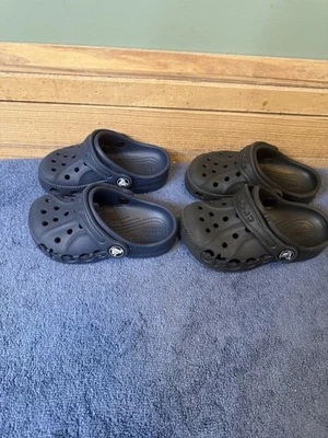 Zueco clásico Crocs para niños pequeños 7C azul marino y negro zapatos sin cordones unisex X 2 pares Foto 1 de 4