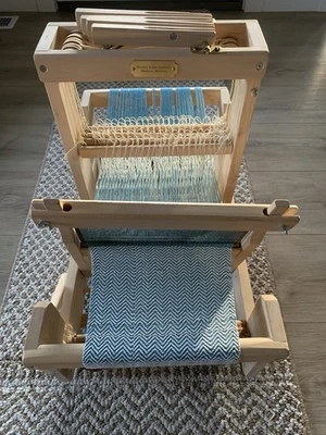 "Telar de tejido de 4 arneses de mesa Dundas Loom Co. de 25"", madera" Foto 1 de 4